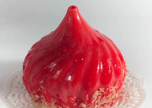 Rote Torte Mit Puder Auf Serviette Auf Grauem Hintergrund — Stockfoto