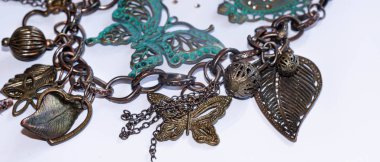 dekoratif yaprakları, boncuk, kelebekler ve rhinestones beyaz çerçeveli zincirinin yakın çekim