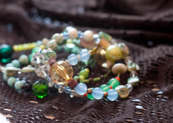 seçici odak üstündeki Beyaz kahverengi dantel ile çok renkli bilezikler 