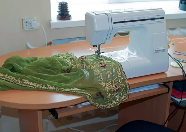 Nähmaschine Mit Grünem Tuch Auf Hölzernem Braunen Tisch Neben Fenster — Stockfoto