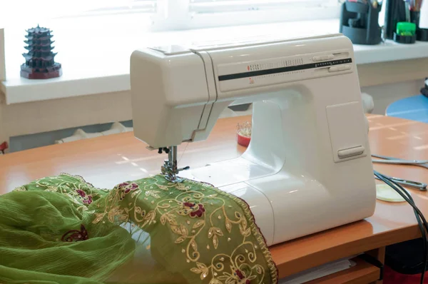 Швейная Машинка Зеленой Тканью Столе Возле Окна Студии — стоковое фото