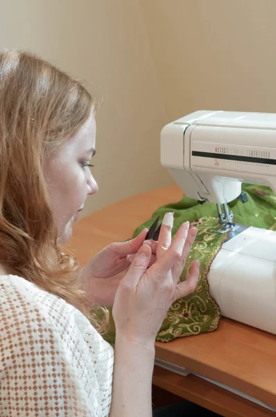 Seitenansicht Der Näherin Die Mit Nähmaschine Tisch Sitzt Und Atelier — Stockfoto