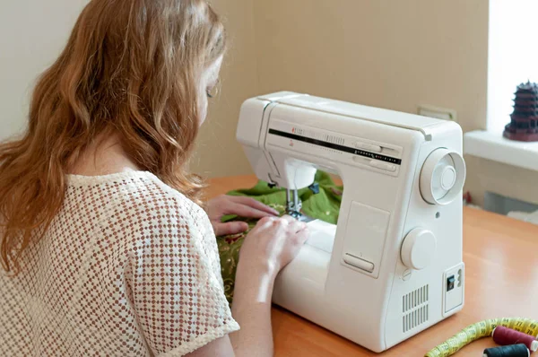 Näherin Sitzt Mit Nähmaschine Tisch Und Arbeitet Atelier — Stockfoto