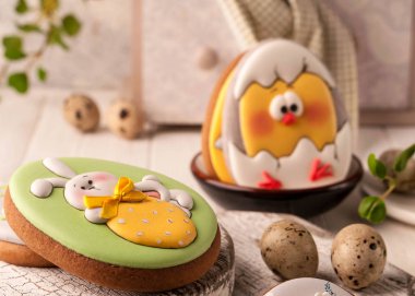 boyalı Paskalya tavşanı ve tavuk dekoratif açık büfe ve peçete beyaz kesme tahtaları ve ahşap arka plan ile Paskalya tatlılar