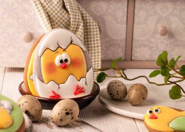 Paskalya tanımlama karanlık kase bıldırcın yumurtası plaka üzerinde beyaz ahşap yüzey yakınındaki boyalı tavuk ile