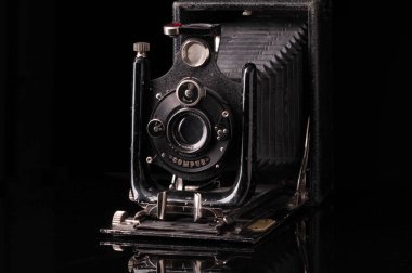 Vintage compur fotoğraf makinesi siyah yüzey üzerinde yansıma ile