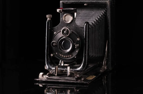 Câmera Compur Vintage Com Reflexão Sobre Superfície Preta — Fotografia de Stock
