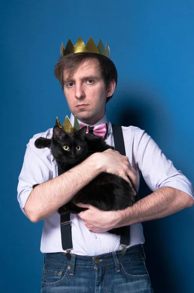 Sério Homem Bonito Camisa Suspender Caseiro Coroa Dourada Segurando Gato — Fotografia de Stock