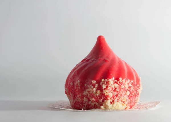 グレーにホワイト ペーパー ナプキンに赤のおいしいケーキ — ストック写真