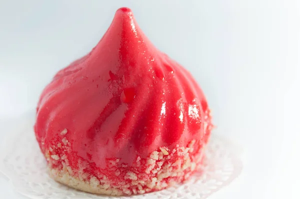 白い背景に紙のナプキンに粉末とおいしい赤いケーキ — ストック写真
