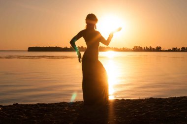 Şafakta nehir kıyısında yakın kadın dans TribLe koyu siluet