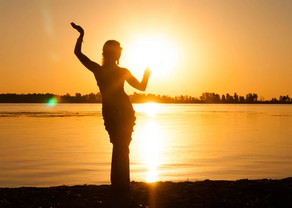 Dark Silhouette Slim Woman Dancing Tribal Dance Beach Sunrise — Stock Photo, Image