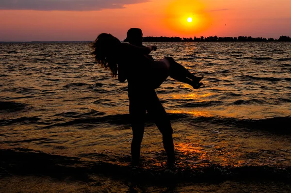 Cherkasy Ukraine 2018 Man Holding Woman Beach Sunrise — Stock Photo, Image