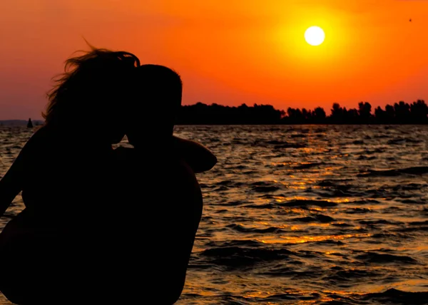 Cherkasy Ukraine 2018 Dark Silhouettes Woman Man Beach Hug Kiss — Stock Photo, Image