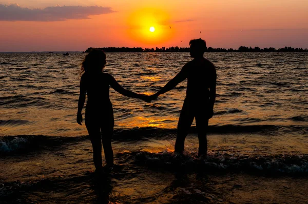 Cherkasy Ukraine 2018 Back View Silhouettes Woman Man Beach Hold — Stock Photo, Image