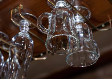 boş temiz gözlük Bar ahşap sayaç üzerinde asmak