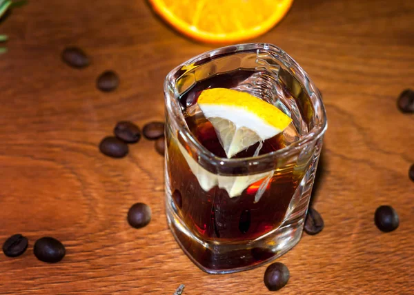 Koffein Alkoholischer Cocktail Kristallglas Mit Zitronenscheiben Und Kaffeebohnen Auf Holzgrund — Stockfoto