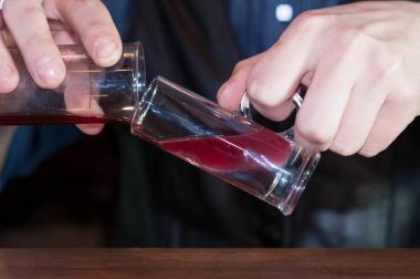 barda alkol kokteyl yapma karşı barmen kırpılmış görünümü 