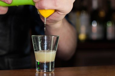 barkodun kırpılmış görünümü çubukta karşı karıştırma çubuğu ile limon suyu yapma