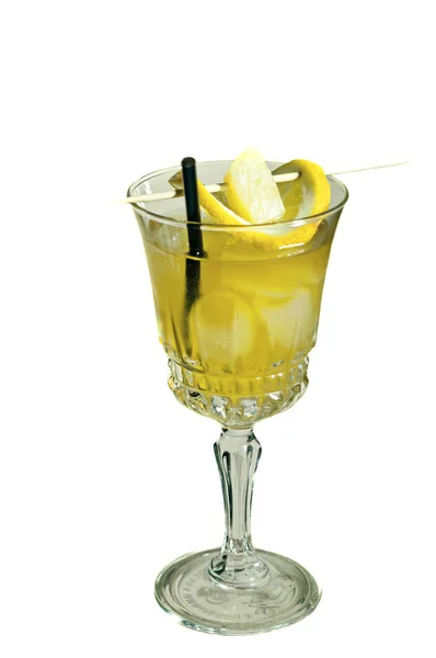 白に分離された高い幹ガラスの氷 黒いわらおよびレモンのスライスが付いている黄色いアルコール飲料 — ストック写真