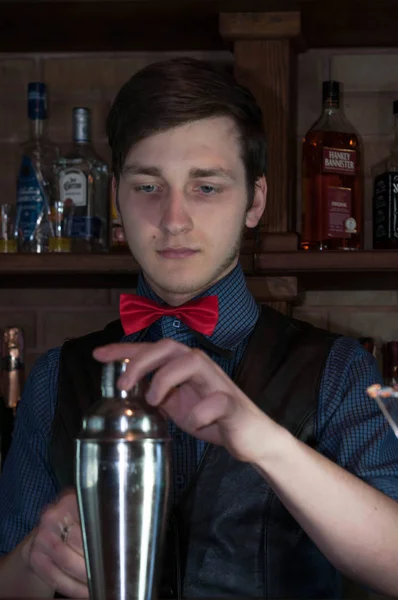 Cherkasy Ukraina Restoran Palatin 2019 Bartender Tampan Dengan Kemeja Biru — Stok Foto