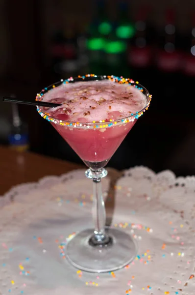 Склянка Рожевим Алкогольним Напоєм Соломою Серветці Білого Паперу Столі Барі — стокове фото