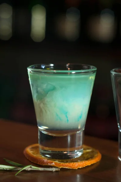 Zijaanzicht Van Shot Glass Met Blauwe Alcohol Drinken Gedroogde Sinaasappel — Stockfoto