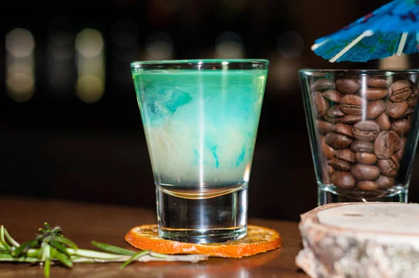 Знімок Скла Блакитним Алкоголем Сухому Апельсиновому Скибочці Розмарином Біля Скла — стокове фото