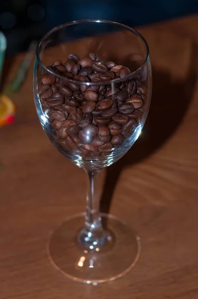 Verre Vin Cristal Avec Grains Café Marron Sur Comptoir Bois — Photo