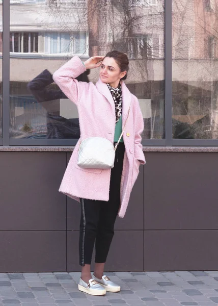 Woman Pink Coat Black Pants Standing Sidewalk Looking Away Building — ストック写真