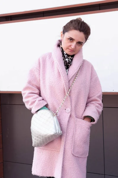 Приваблива Впевнена Жінка Рожевому Пальто Стоїть Біля Великої Порожньої Дошки — стокове фото