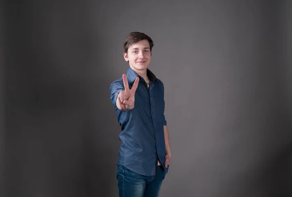 Jovem Bonito Azul Olhando Para Câmera Mostrando Sinal Paz Com — Fotografia de Stock