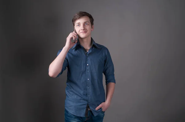 Beau Jeune Homme Confiant Chemise Bleue Parlant Sur Smartphone Souriant — Photo