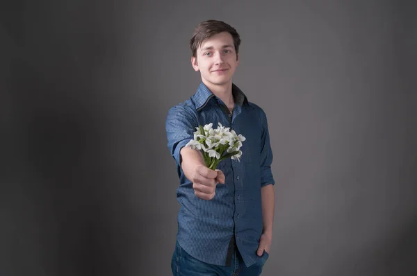 Beau Jeune Homme Souriant Chemise Bleue Tenant Dans Bouquet Main — Photo