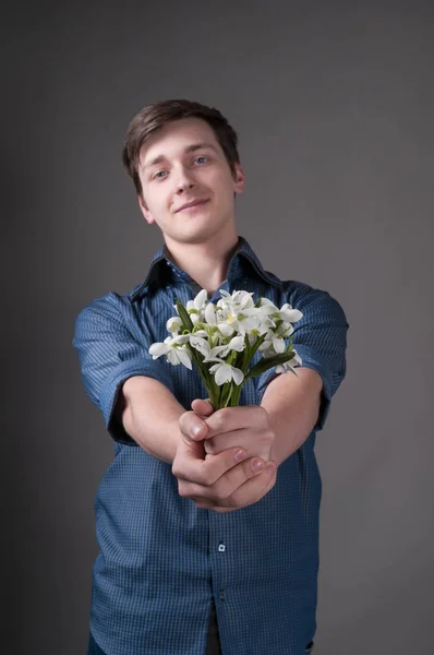 Jovem Camisa Azul Segurando Mãos Estendidas Buquê Com Gotas Neve — Fotografia de Stock