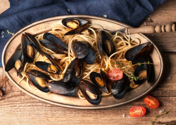 Top View Delicious Mussels Shells Cooked Sauce Pasta Red Tomatoes — Stock Photo, Image