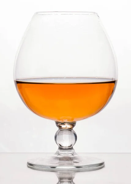 Zijaanzicht Van Kristal Glas Met Bruine Cognac Witte Achtergrond Met — Stockfoto