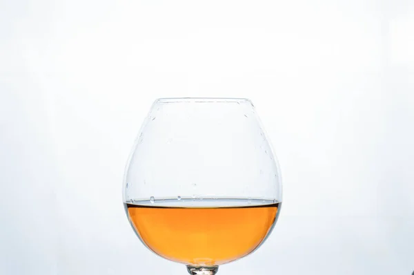 Kristal Glas Met Bruine Cognac Witte Achtergrond Met Kopieer Ruimte — Stockfoto