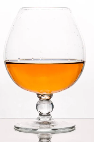 Bruin Alcohol Drinken Kristal Glas Witte Achtergrond Met Reflectie — Stockfoto