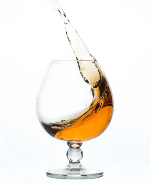 Splash Van Bruin Cognac Kristal Glas Witte Achtergrond Met Reflectie — Stockfoto