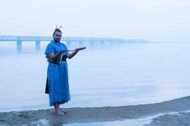 mavi kimono ciddi kilolu sakallı adam sis nehir kıyısında duran, ahşap sopa tutan ve köprü önünde kamera bakarak