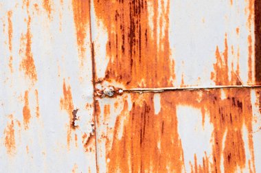 kaynak ve metal levhaların birleştirilmesinden dikey ve yatay dikişler ile gri boyalı metal yüzeyüzerinde turuncu pas doku