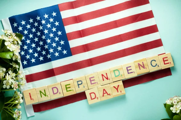 Вид День Незалежності Написи Дерев Яними Кубиками Викладені Американському Прапорі — стокове фото