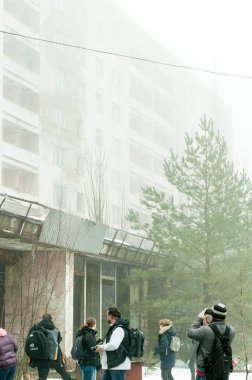 Ukrayna, Pripyat, yabancilaşma-31.03.2018 Chernobyl bölgesi: turistler yumuşak odak daire ve ağaçlar imha yakın Pripyat şehir harap sis fotoğraf çekmek 