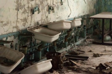 Ukrayna, Prypyat, Chornobyl yabancılaşma bölgesi - 31.03.2018: Prypyat, Chornobyl 'deki okulu ve kitapları yok etti