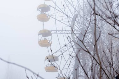 pas dönme dolap cazibe seçici odak ve sisli kış ağaçlar Pripyt, yabancılaşma Çernobil bölgesinde eğlence parkı terk