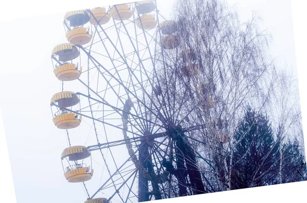 Selective Focus Rust Ferris Wheel Attraction Trees Foggy Winter Abandoned — Stock Photo, Image