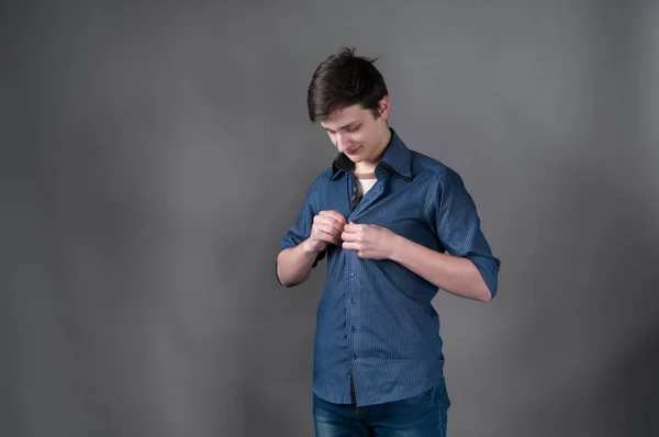 Beau Jeune Homme Avec Les Cheveux Foncés Attacher Chemise Bleue — Photo