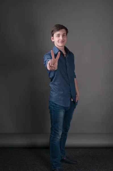 Jovem Bonito Com Cabelo Escuro Camisa Azul Segurando Mão Bolso — Fotografia de Stock