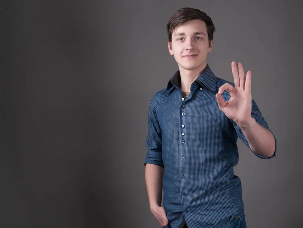 Jovem Bonito Com Cabelo Escuro Camisa Azul Mostrando Sinal Olhando — Fotografia de Stock